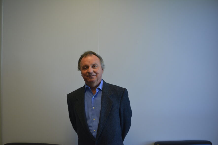 De souche acadienne, Réjean Paulin a parcouru la Francophonie tout au long de sa carrière de journaliste. Il a aussi vécu en France, au Québec et dans l’Ouest canadien avant de s’établir à Ottawa où il est professeur en journalisme au collège La Cité.  