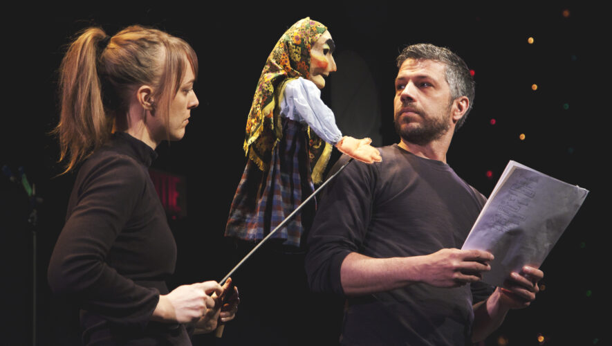 La marionnettiste Anne Lalancette et l'auteur Jocelyn Roy mettent au point une scène lors de classe de maître donnée par Francis Monty.  — (Photo: David Ospina)