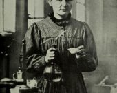 Portrait de Marie Curie, vers 1921. — Source : Wikimedia Commons.