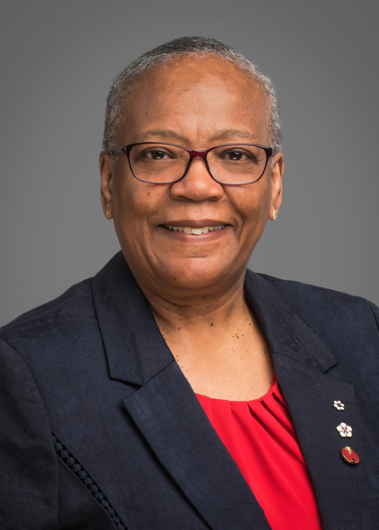 Wanda Thomas Bernard est une sénatrice qui représente la Nouvelle-Écosse (East Preston). Elle est présidente du Comité sénatorial des droits de la personne, vice-présidente de l’Association parlementaire Canada-Afrique et membre du Caucus canadien des parlementaires noirs.  