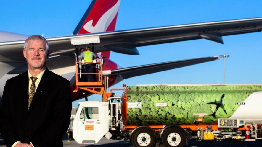 Le président et chef de la direction d'Agrisoma Biosciences, Steven Fabijanski pose devant le premier avion commercial à effectuer un vol avec le biocarburant développé par son  entreprise à partir de graines de moutarde.  
