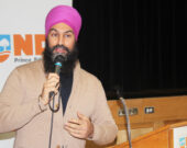 L’abbé Eddie Cormier a jasé plusieurs minutes avec Jagmeet Singh et ce dernier a même dit quelques mots en français dans son allocution en réponse aux propos de M. Cormier.  