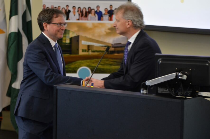 Dans l’ordre habituel : Martin Robichaud, directeur médical au Réseau de santé Vitalité, Michel H. Landry, directeur du Centre de formation médicale du Nouveau-Brunswick, Benoît Bourque, ministre de la Santé, Roger Melanson, président du Conseil du Trésor, et Dominique Dorion, doyen de la Faculté de médecine et des sciences de la santé de l’Université de Sherbrooke.  — Photo : Acadie Nouvelle/Jean-Marc Doiron 