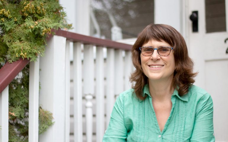 Jeannine Sorin habite dans une grande maison à Saint-Boniface, depuis 12 ans. « Quand je regarde ma cour, je suis fatiguée. Je n’ai pas d’énergie pour m’en occuper seule. Partager ces responsabilités d’entretien avec du monde, c’est beaucoup plus plaisant. » En attendant que le projet de cohousing se réalise, elle aimerait trouver une colocataire.  — Photo : La Liberté, Marta Guerrero