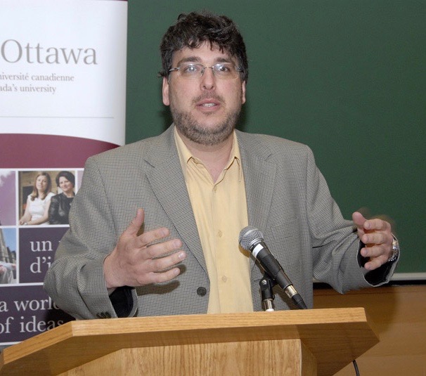 L’auteur Jean-Benoît Nadeau estime les bilingues plus intelligents que les unilingues et les trilingues encore plus, toutes proportions gardées.  — Photo : courtoisie