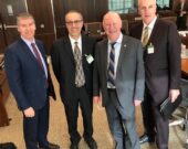Le président de l’Association de la presse francophone Francis Sonier, le secrétaire général de l’Alliance des radios communautaires du Canada François Côté, le président du Comité permanent des langues officielles Denis Paradis et l’ancien directeur général de la Quebec Community Newspapers Association Richard Tardif réunis aux Communes en mars dernier.  — Photo : APF