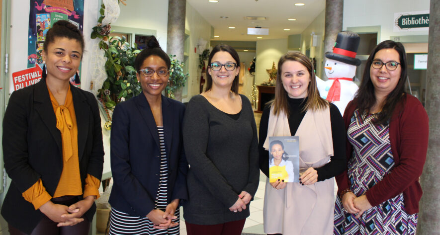 De gauche à droite, Mathilde Hountchegnon et Safiatou Diallo (CliquezJustice.ca), Amy Richard (RDÉE), Mélissa Martel (JAFLIPE) et Johanna Venturini (SSTA).  — Photo : La Voix acadienne, Ericka Muzzo