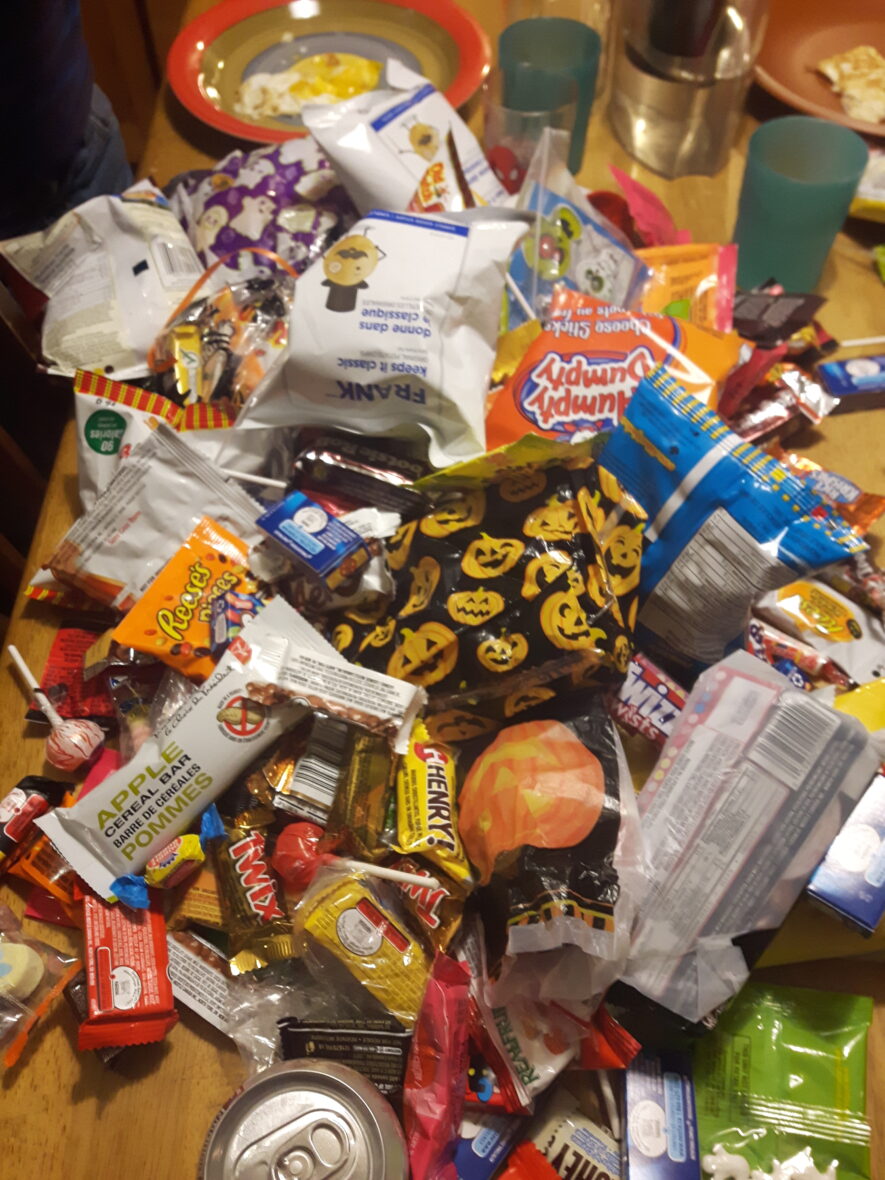 Les bonbons récoltés génèrent beaucoup de déchets à cause du suremballage. — Photo : Maryne Dumaine, avec l’autorisation de L’Aurore boréale
