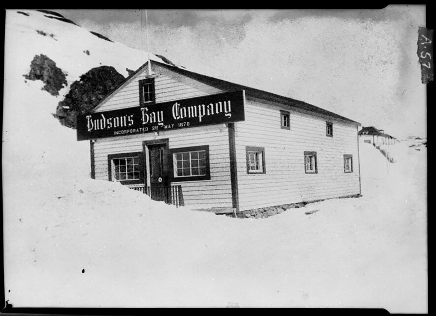 Le magasin de la Compagnie de la Baie d'Hudson de Port Burwell (Nunavut) en 1928. — Bibliothèque et Archives Canada/PA-055474
