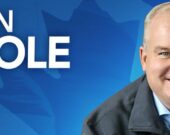 Le Parti conservateur du Canada (PCC) a élu un chef qui parle français. Après trois comptages, nous apprenions vers 1 h lundi matin que le député de Durham, Erin O’Toole, devenait le troisième chef de la récente mouture conservatrice. — Compte Twitter du Parti conservateur du Canada