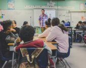 Selon les auteurs, l’idéologie conservatrice à la Kenney veut imposer un retour nostalgique à une autre forme d’éducation qui semble nous ramener à une époque pré-article 23, où l’éducation française, langue première, n’existait pas. — NeONBRAND - Unsplash