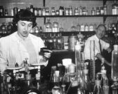 Un médecin et son assistante procèdent à l’un des premiers tests de la chimiothérapie à l’Institut national du cancer vers 1950. — Photo : Domaine public – Fournie par le National Cancer Institute