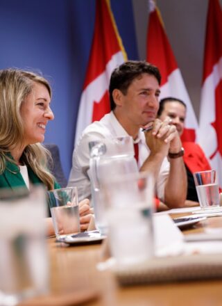 «Après des mois d’attente, la ministre du Développement économique et des Langues officielles, Mélanie Joly, a finalement dévoilé une ambitieuse réforme pour renouveler l’action du gouvernement fédéral en matière de langues officielles», écrit notre chroniqueur Guillaume Deschênes-Thériault. — Facebook Mélanie Joly