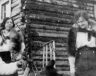 Lucille Hunter (à l’arrière-plan) à la maison de la rivière Scroggie, vers 1918. &mdash; Société des histoires inconnues du Yukon 