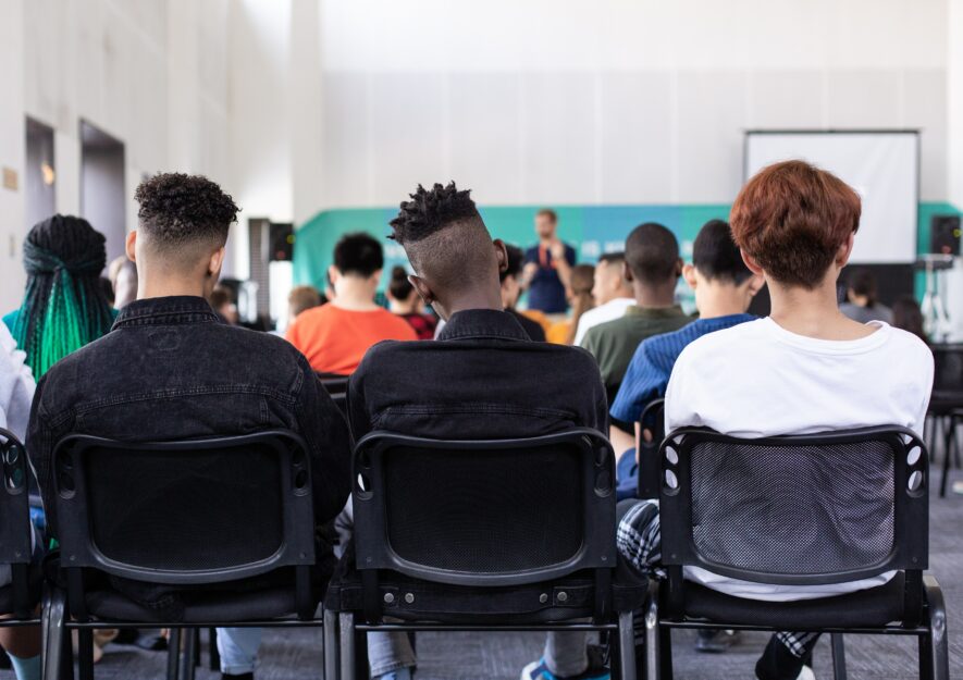 Dans les écoles hétérogènes, les programmes sont offerts en français dans un établissement anglophone. — Sam Balye - Unsplash