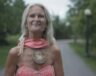 Penelope, 71 ans, est devenue mannequin à l’âge de 65 ans, elle qui avait combattu un cancer à la fin de sa cinquantaine. &mdash; Courtoisie Blik TV 