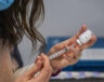 Une infirmière prépare une dose de vaccin contre la COVID-19 du fabricant Moderna au centre médical de Lennox Island, le 26 février. &mdash; Laurent Rigaux