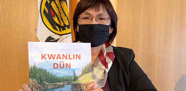 La cheffe de la Première Nation des Kwanlin Dün, Doris Bill, présente le livre <em>Kwanlin Dün Dǎ kwǎndur ghày ghakwadîndur : Our Stories in Our Words</em>, lors du lancement de celui-ci en décembre 2020. — Courtoisie Première Nation des Kwanlin Dün 