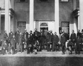 Les 36 hommes que l’on considère habituellement comme les Pères de la fédération canadienne sont ceux qui ont représenté les colonies de l’Amérique du Nord britannique lors d’au moins une des conférences qui ont mené à la fédération, le 1er juillet 1867, notamment la Conférence de Charlottetown (septembre 1864), la Conférence de Québec (octobre 1864) et la Conférence de Londres (1866-1867). — Courtoisie Bibliothèque et Archives Canada