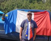 Mathieu Brideau emmène son drapeau acadien partout où il va. Sa grand-mère lui a donné lorsqu’il avait 10 ans. — Courtoisie