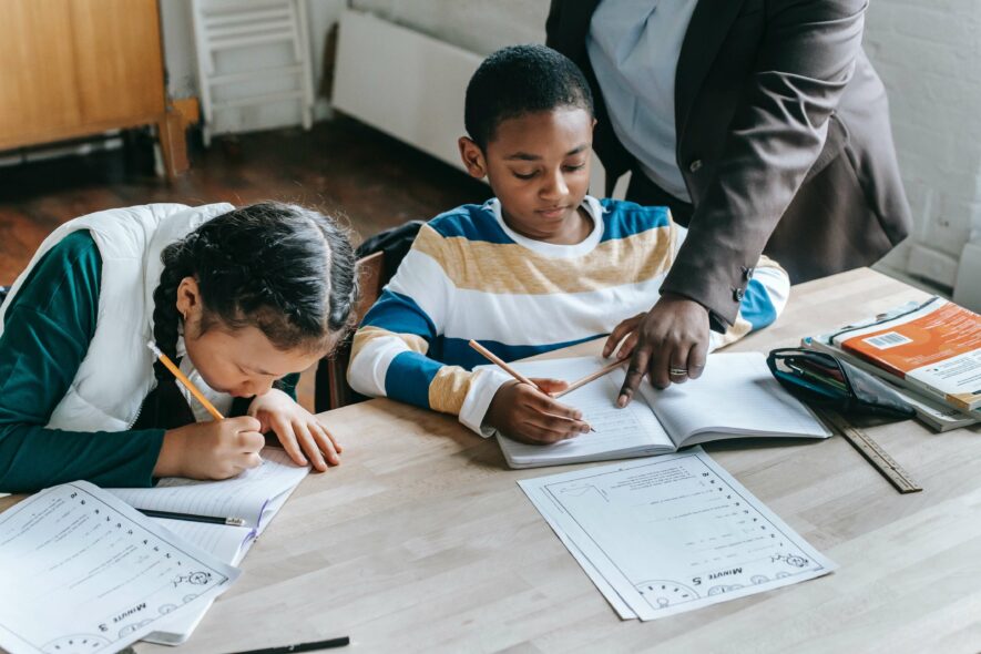 L’intégration des élèves allophones, de plus en plus nombreux, représente un défi pour les écoles francophones en milieu minoritaire. — Katerina Holmes – Pexels