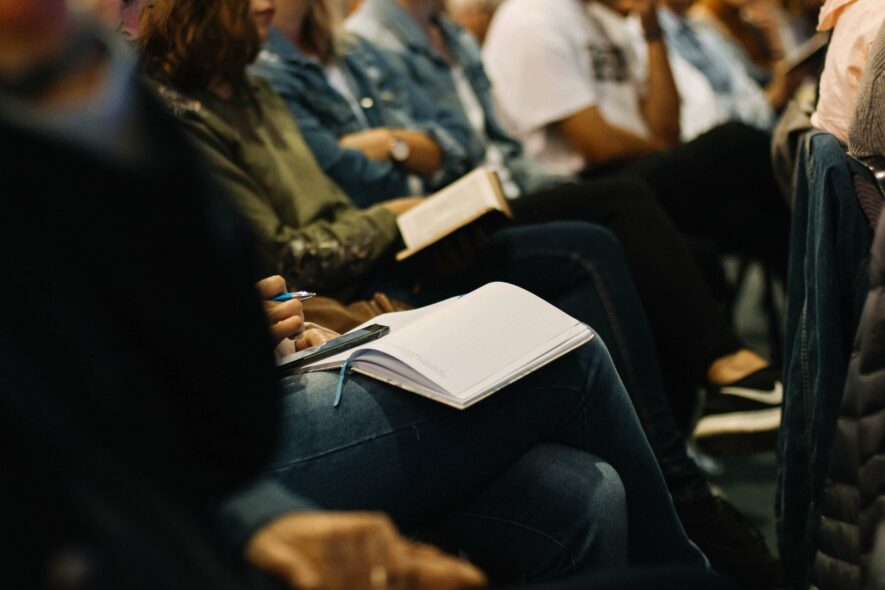 «Le temps presse pour entamer cet exercice qui permettra de déterminer les priorités des communautés», écrit notre chroniqueur Guillaume Deschênes-Thériault. — Photo : Sincerely Media – Unsplash