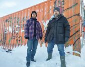 Riel Gallant (à droite) a fondé avec Dave White le groupe arctique acadiana Aubin pi la scb à Iqaluit, au Nunavut. — Photo : Riel Gallant