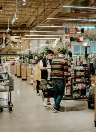 Depuis le début de la pandémie, faire l’épicerie est devenu un véritable casse-tête pour de nombreux ménages canadiens de l’Ouest et du Nord. — Brittani Burns – Unsplash