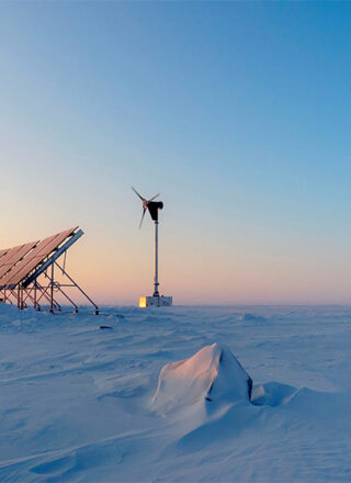 Des panneaux solaires et des éoliennes produisent l’énergie utilisée pour alimenter, éclairer et chauffer les modules du projet Naurvik. — Arctic Research Foundation
