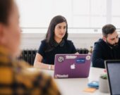 La Journée de paye équivalente symbolise la date jusqu’à laquelle les femmes doivent travailler pour gagner un revenu salarial équivalent à celui des hommes au 31 décembre de l’année précédente. — Photo : Jason Goodman – Unsplash