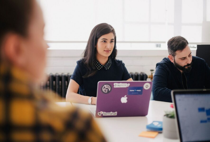 La Journée de paye équivalente symbolise la date jusqu’à laquelle les femmes doivent travailler pour gagner un revenu salarial équivalent à celui des hommes au 31 décembre de l’année précédente. — Photo : Jason Goodman – Unsplash