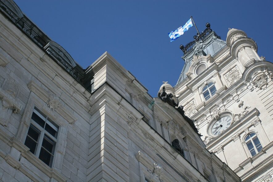 La tour de l’édifice de l’Assemblée nationale du Québec.  — Photo : Marc Lautenbacher_Wikimedia Commons CC-BY-SA