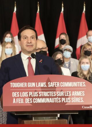 Le gouvernement Trudeau a déposé une nouvelle mouture du projet de loi C-21 sur le contrôle des armes à feu au Canada, lundi. — Marianne Dépelteau — Francopresse