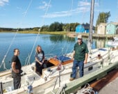 Eddie Arsenault (à gauche) et Darren Cousins, deux personnes importantes pour Kirsten Neuschäfer. Cette photo est prise à l’Île-du-Prince-Édouard. — Photo : Page Facebook de Kirsten Neuschäfer