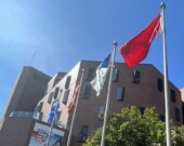 Drapeau marocain hissé à la Maison du citoyen de Gatineau.  — Photo : Twitter France Bélisle
