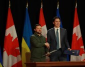 Lors de la visite du président Volodymyr Zelensky à Ottawa le 22 septembre dernier, le premier ministre Justin Trudeau a annoncé une aide militaire supplémentaire de 650 millions de dollars sur trois ans à l’Ukraine. — Photo : Chantallya Louis – Francopresse