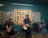 Le groupe The Honey Cowboy lors de leur participation à la série Les Artistes De Chez Nous au Peace River Brewing le 6 octobre 2023. Nord-Ouest FM fournissait l’équipement de scène et assurait la technique, ainsi que la diffusion en direct sur les ondes.  — Photo : Courtoisie