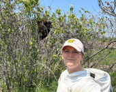 Photo: Denise Graham de Bonnie Bee Honey et Lady D’s Bees devant un essaim d’abeilles.  — Photo : Michael Graham