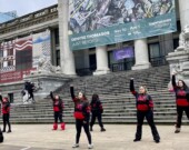 Les danseuses du groupe “Butterflies in spirit” performent devant la Vancouver Art Gallery le 3 mars 2024 en mémoire aux victimes autochtones de féminicides. — Photo : Suzanne Leenhardt