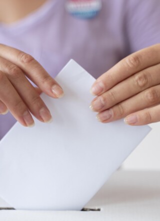 Au Canada, ce ne sont pas les sondages qui décident du déclenchement des élections, mais les élus à la Chambre des communes, rappelle Geneviève Tellier. — Photo : freepik
