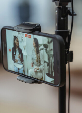 Les anglophones s’informent davantage sur YouTube que les francophones selon les données canadiennes du Digital News Report, mais cette habitude pourrait être reliée à une offre plus importante, croit la professeure Colette Brin. — Photo : George Milton – Pexels