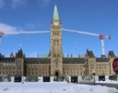 Pierre Poilievre et Jagmeet Singh souhaitent rappeler le Parlement, prorogé par Justin Trudeau le 6 janvier, lors de l’annonce de sa démission. — Photo : Mélanie Tremblay – Francopresse