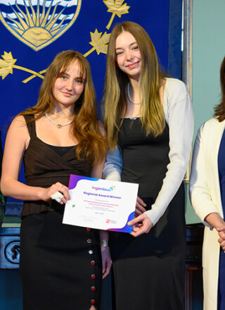 Lilou Lefebvre et Olive Passmore avec Wendy Cocchia (à gauche), lieutenante-gouverneure de la Colombie-Britannique, et Teresa Marques (à droite), présidente et directrice générale de la la Fondation Rideau Hall. Les deux jeunes filles ont été nommées lauréates régionales du prix Ingénieux+. Le prix leur a été remis à la résidence de la lieutenante-gouverneure à Victoria. — Photo : Justin Tang