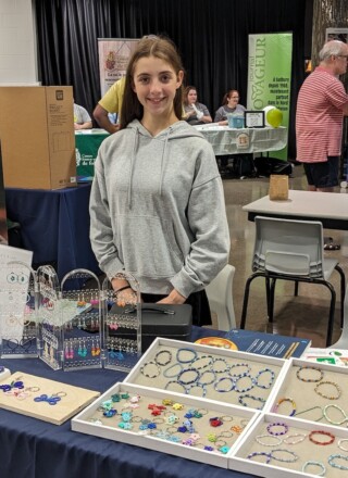 La Franco-ontarienne Mira Barrette participe au programme C’est moi l’boss! du Conseil scolaire du Grand Nord. Grâce au programme, la jeune fille a pu développer son entreprise de création de bijoux en perle.  — Photo : Julien Cayouette – Francopresse