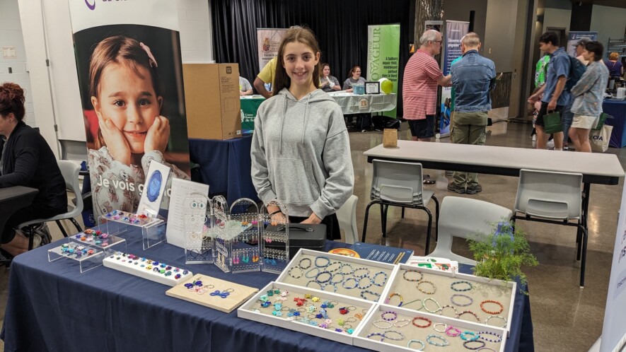 La Franco-ontarienne Mira Barrette participe au programme C’est moi l’boss! du Conseil scolaire du Grand Nord. Grâce au programme, la jeune fille a pu développer son entreprise de création de bijoux en perle.  — Photo : Julien Cayouette – Francopresse