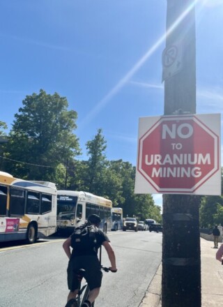 Un panneau qui mentionne non à l’exploration et l’exploitation de l’uranium en Nouvelle-Écosse. — PHOTO: Jean-Philippe Giroux