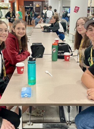 Les Jeux de la francophonie canadienne ont réuni des jeunes d’expression française de partout au pays, du 15 au 19 juillet 2025, à Laval, au Québec. Ici une partie de la délégation albertaine avec Astrid, Sophie, Taisia, Joséphine, Mathis et Justin.  — Photo : Camille Langlade – Francopresse