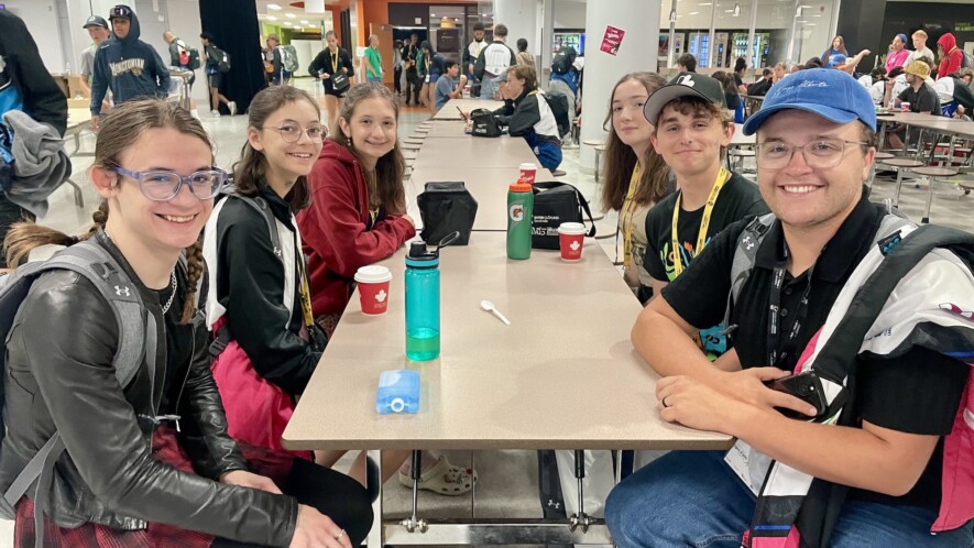 Les Jeux de la francophonie canadienne ont réuni des jeunes d’expression française de partout au pays, du 15 au 19 juillet 2025, à Laval, au Québec. Ici une partie de la délégation albertaine avec Astrid, Sophie, Taisia, Joséphine, Mathis et Justin.  — Photo : Camille Langlade – Francopresse