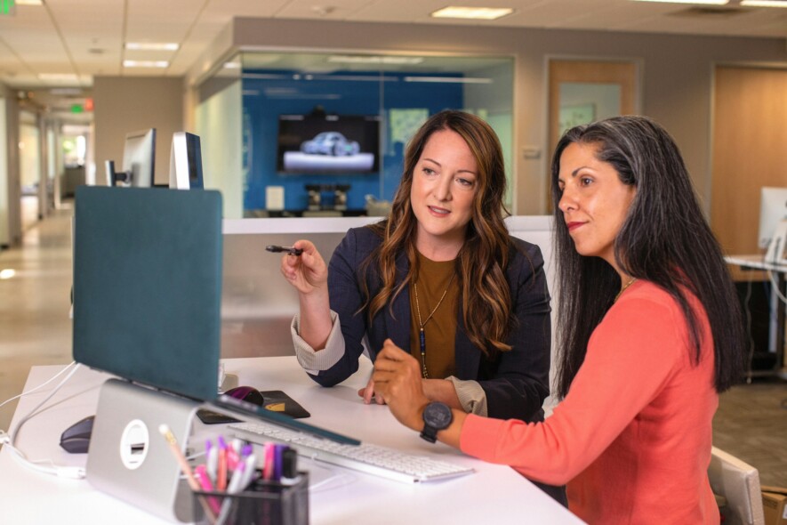 Selon Statistique Canada, il y a près de 117 000 entreprises francophones en situation minoritaire au Canada, mais les données spécifiques sur les entrepreneuses et sur la pérennité de leurs sociétés demeurent limitées ou inexistantes. 
 — Photo : LinkedIn Sales Solutions, Unsplash Entrepreneuriat_Femmes_Francophones_Soukaina_Boutiyeb_Cr._Courtoisie
