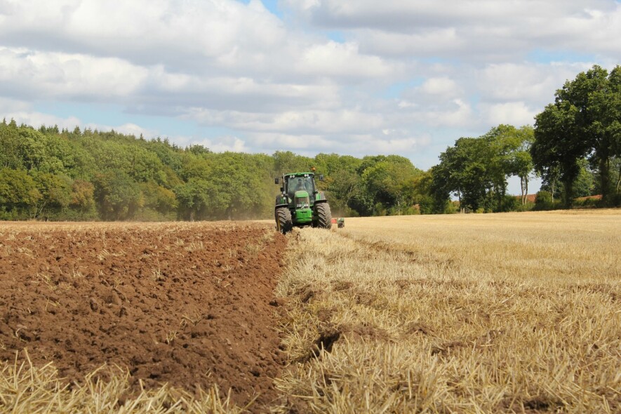 Traditionnellement, les agriculteurs labourent leurs champs. Mais pour faciliter le stockage du carbone dans le sol et lutter contre les changements climatiques, les scientifiques recommandent de travailler la terre le moins possible. — Photo : Richard Bell – Unsplash
